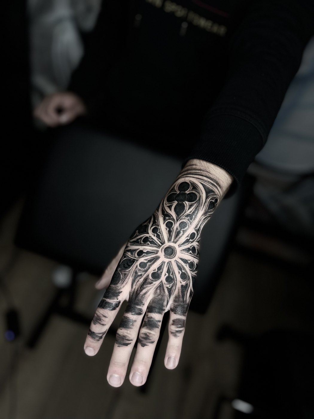 Tatouage ornemental noir sur la main